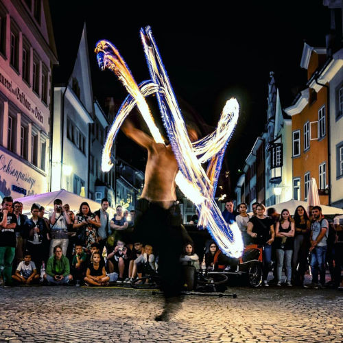 Into the fire Miguel Rubio color nocturna malabares con fuego en calle con publico