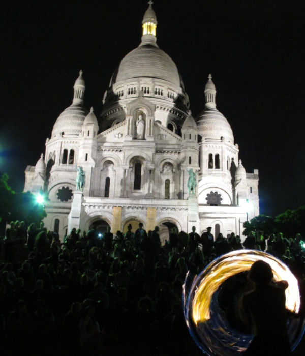 Into the fire: Miguel Rubio, nighttime scene, fire juggling in front of the Basilica of Sacré-Cœur.