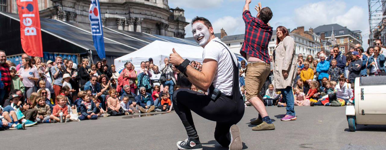 ImproLocura is a street show of pure improvisation. Agro the clown. Agro giving a thumbs up with the crowd in the background. Luca Della Gatta