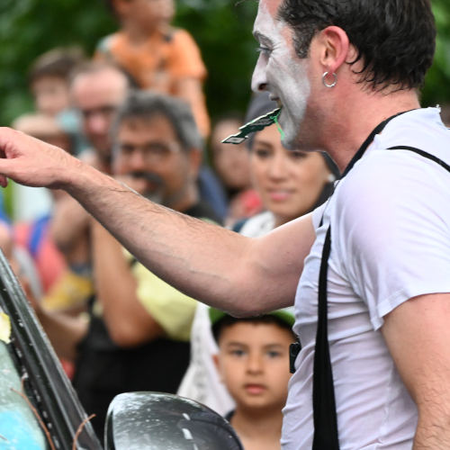 Car wash de agro the clown. Agro junto a un coche. Luca Della Gatta