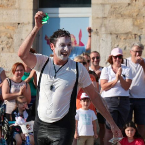 Car wash by Agro the Clown. Agro smiling at an spectator. Luca Della Gatta