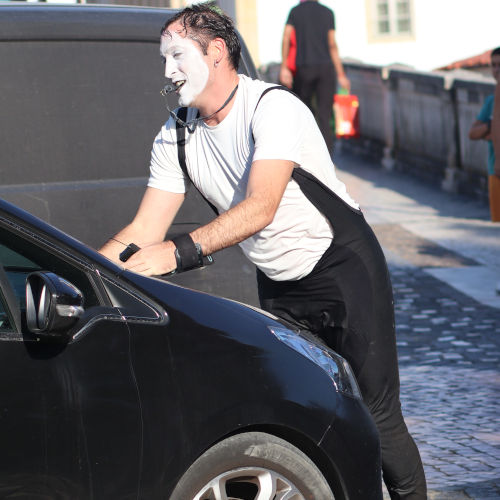 Car wash by Agro the Clown. Agro interacting with a car. Luca Della Gatta