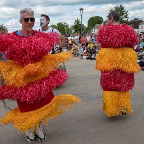 Car wash by Agro the Clown. Agro stopping a car alongside two spectators dressed as car wash rollers. Luca Della Gatta