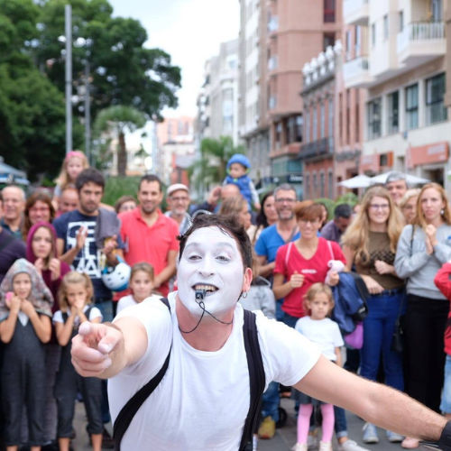 Car Wash, a clown show by Agro the Clown. Agro the Clown with the audience in the background. Luca Della Gatta