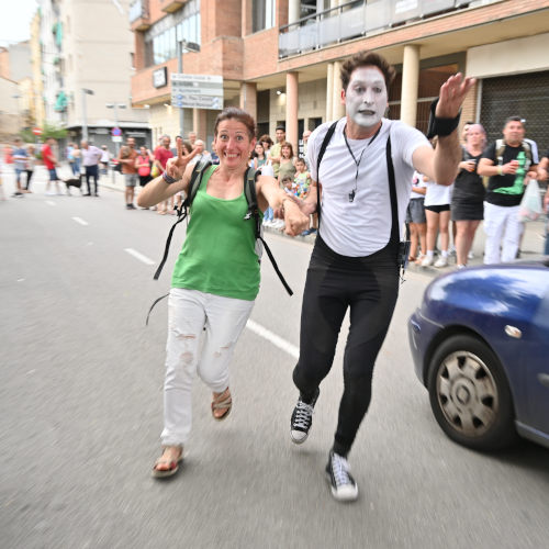 Car Wash Improvisation theater. gro the Clown running alongside a spectator. Luca Della Gatta