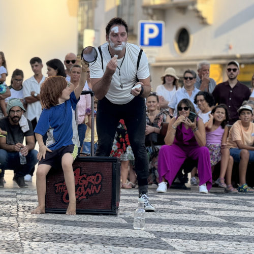 Agro the clown. ImproLocura. ImproLocura, putting on makeup with the help of a child spectator.