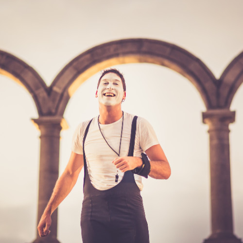 Improlocura, mime show. Agro the clown smiling with an arch in the background.Luca Della Gatta