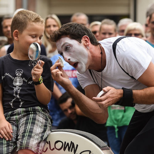 ImproLocura is a street show. Agro the clown putting on makeup with the help of a child. Luca Della Gatta