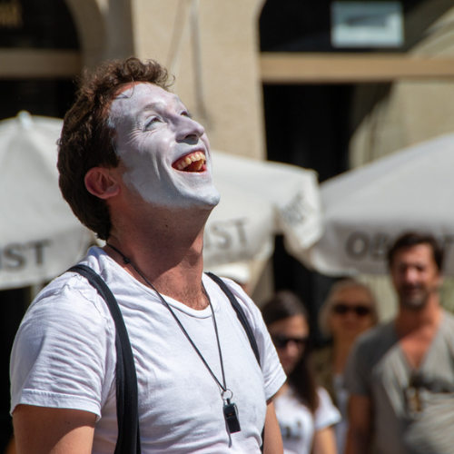 ImproLocura is a street show. Agro the clown smiling during a performance. Luca Della Gatta.