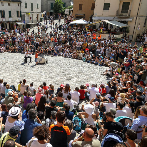 ImproLocura is a physical theater show. Luca Della Gatta. Agro the clown surrounded by the audience in the background