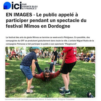 Le public appelé à participer pendant un spectacle du festival Mimos en Dordogne