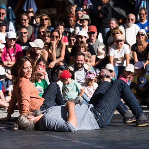 Contemporary circus on a double Chinese pole in Laisse-moi. Miguel Rubio and Nelly Carrasco lying on the stage.