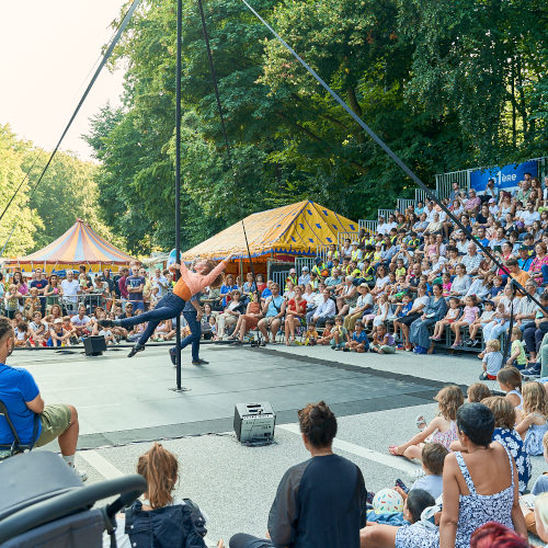 Acrobatic show on a double Chinese pole in Laisse-moi. Miguel Rubio and Nelly Carrasco on stage.