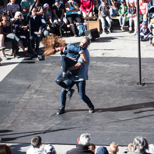 Acrobatic circus on a double Chinese pole in Laisse-moi. Miguel Rubio and Nelly Carrasco dancing on the stage.