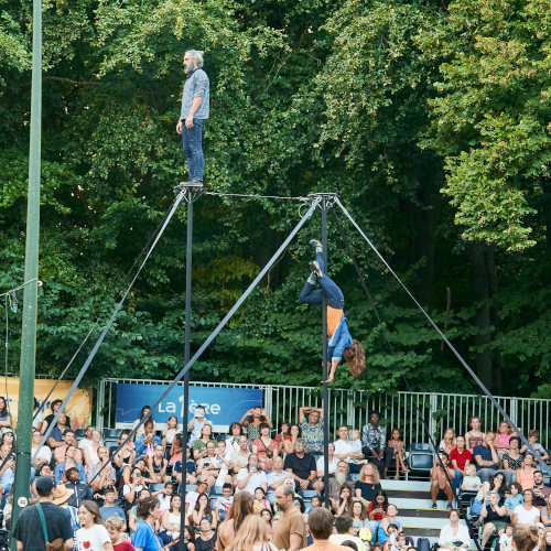 Acrobatic show on a double Chinese pole in Laisse-moi. Miguel Rubio and Nelly Carrasco.