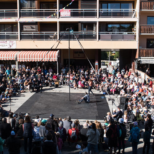 Acrobatic performance on a double Chinese pole in Laisse-moi. Miguel Rubio and Nelly Carrasco.