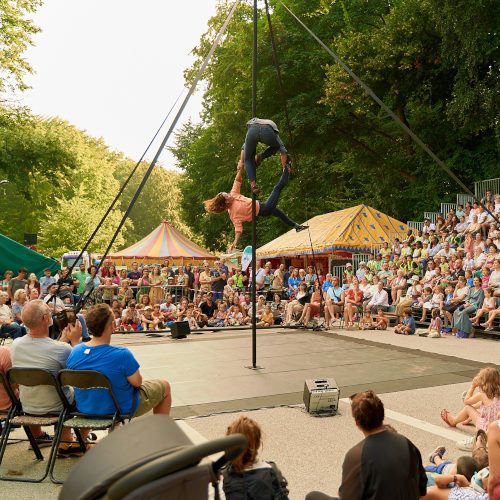 Acrobatic show on a double Chinese pole in Laisse-moi. Miguel Rubio and Nelly Carrasco.