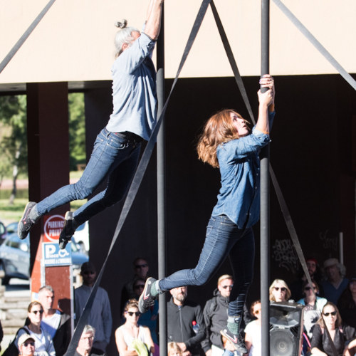 Spectacle d'acrobaties sur mât chinois. Miguel Rubio and Nely Carrasco. Each on their own mast