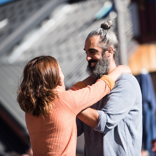 Laisse-moi is a contemporary circus on Chinese mast. Miguel Rubio and Nely Carrasco embracing each other, looking at one another