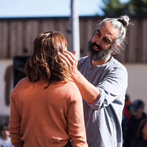 Laisse-moi is a contemporary circus on Chinese mast. Miguel Rubio and Nely Carrasco together, looking at each other with tenderness