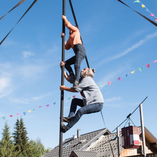 Laisse-moi is a contemporary circus on Chinese mast. Miguel Rubio and Nely Carrasco together climbing the Chinese mast