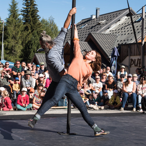 Laisse-moi is a contemporary circus on Chinese mast. Miguel Rubio and Nely Carrasco together on the floor, leaning on the Chinese mast