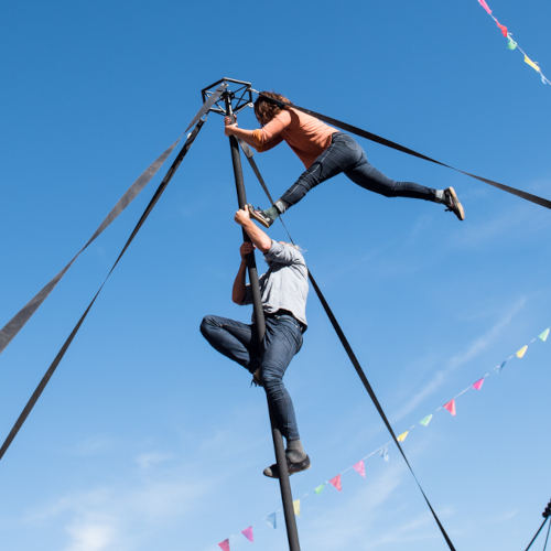 Laisse-moi is a contemporary circus on Chinese mast. Miguel Rubio and Nely Carrasco together performing acrobatics on a Chinese mast