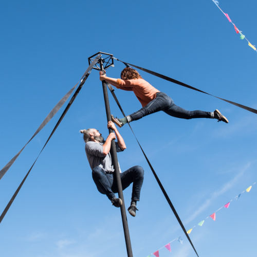 Laisse-moi is a contemporary circus on Chinese mast. Miguel Rubio and Nely Carrasco together performing acrobatics on a Chinese mast