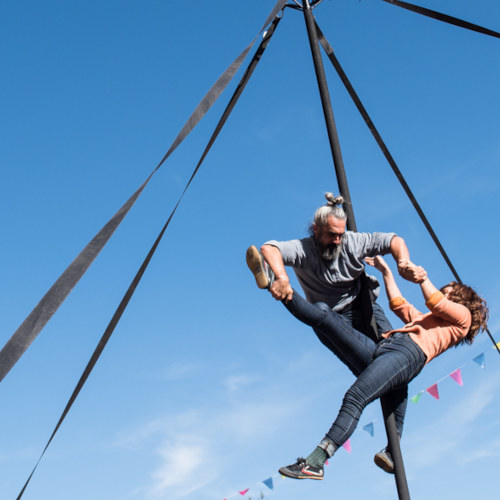 Laisse-moi is a contemporary circus on Chinese mast. Miguel Rubio and Nely Carrasco together performing acrobatics on a Chinese mast